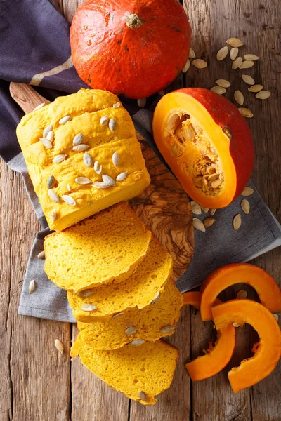 Tohum yakın çekim ile kabak ekmek fırından yeni çıkmış. Dikey Görünüm f