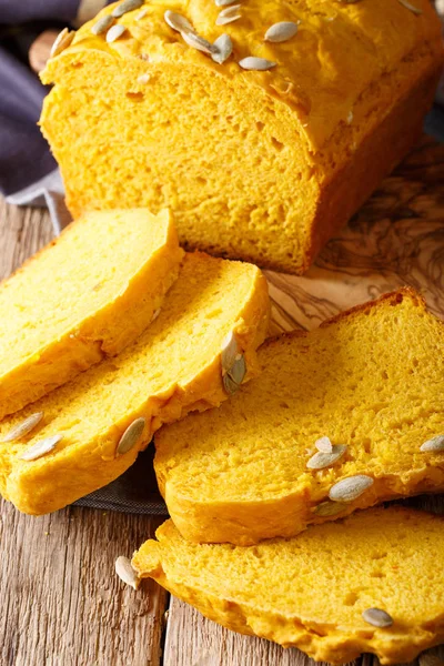 Ev yapımı sarı kabak ekmek ile tohum makro masada. ver