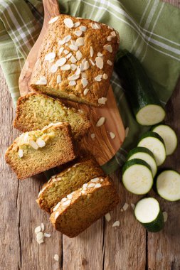 Badem yakın çekim ile kabak ekmek dilimlenmiş. Dikey Üstten Görünüm