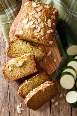 Gluten ücretsiz kabak Ekmek pasta ahşap arka plan üzerinde. Yatay