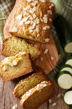 Ev yapımı dilimlenmiş kabak ekmek ile badem yakın çekim. Dikey t