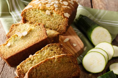 Ev yapımı dilimlenmiş kabak ekmek ile badem yakın çekim. Yatay