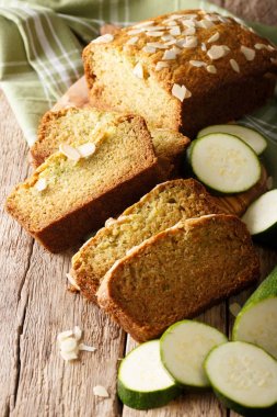 Badem yakın çekim ile kabak ekmek dilimlenmiş. dikey