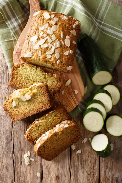 Badem yakın çekim ile kabak ekmek dilimlenmiş. Dikey Üstten Görünüm