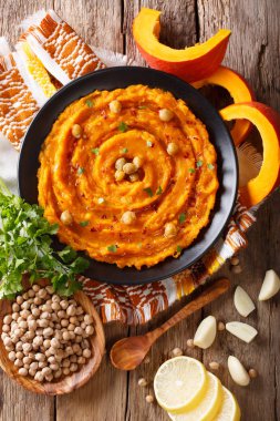 Orta Doğu mutfağı: kabak humus malzemeleri yakın çekim ile. v