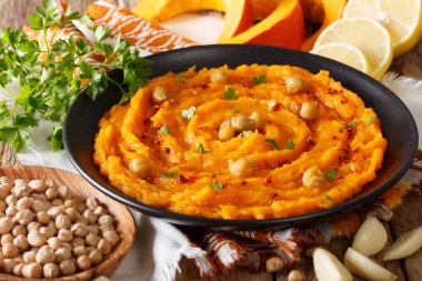 Lezzetli kabak humus malzemeleri ile kapatın. Yatay