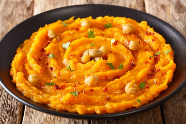 Humus ile kabak ve yeşillik yakın çekim. Yatay