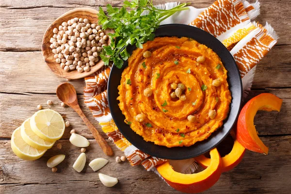 Sarımsak, limon ve biber closeup ile ev yapımı kabak humus