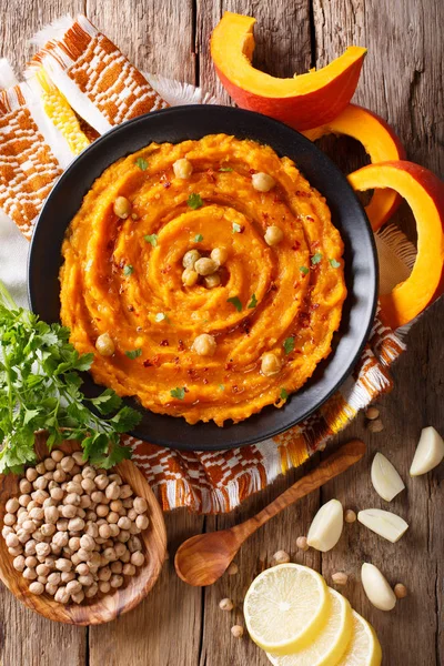 Orta Doğu mutfağı: kabak humus malzemeleri yakın çekim ile. v