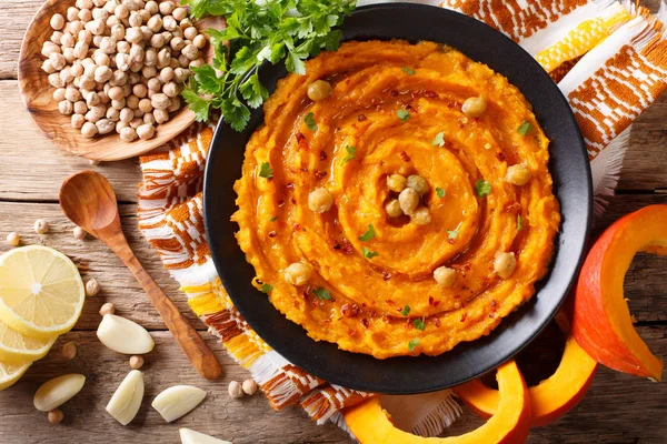 Lezzetli kabak humus malzemeleri ile kapatın. Yatay t