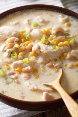 İçinde sebze yakın çekim ile lezzetli baharatlı beyaz biber tavuk 