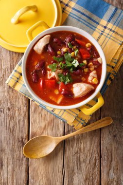 Bir bo içinde kırmızı fasulye, Mısır ve domates yakın çekim ile biberli tavuk