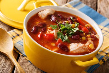 Biber, Kuru fasulye, Mısır ve domates yakın çekim ile baharatlı tavuk 