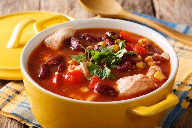 bir kase biber, fasulye, Mısır ve domates yakın çekim ile tavuk.