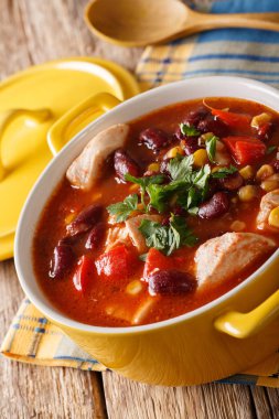 Meksika biberli tavuk güveç fasulye, Mısır ve domates ile yakın-u