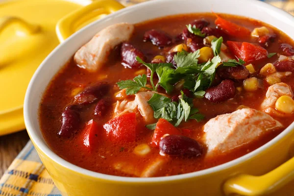 Geleneksel tavuk biber güveç fasulye, Mısır ve domates clo ile