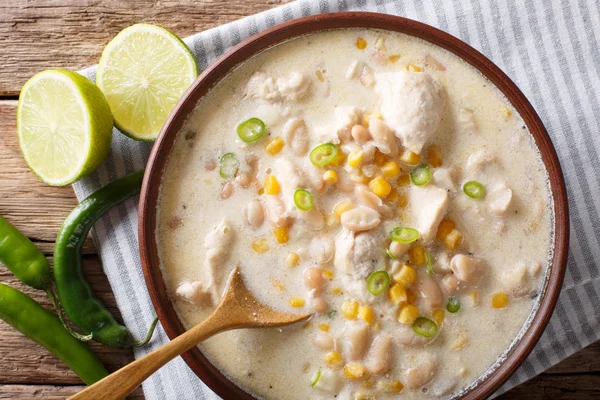 Pollo chile blanco con frijoles cannellini y maíz de cerca en un — Foto de Stock