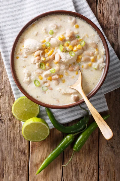 Pollo con chile blanco con frijoles, maíz y especias. Parte superior vertical vi — Foto de Stock