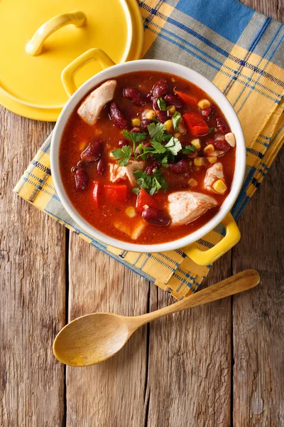 Bir bo içinde kırmızı fasulye, Mısır ve domates yakın çekim ile biberli tavuk