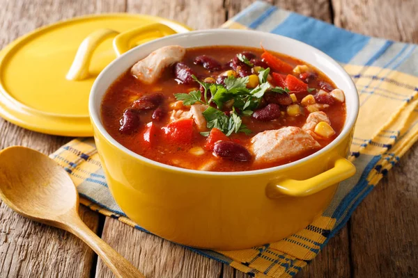 보즈에 붉은 콩, 옥수수, 토마토 클로즈업과 칠리 치킨 — 스톡 사진