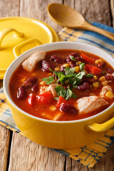 Polévka kuřecí s chilli, fazole, kukuřice a rajčata detail v — Stock fotografie