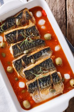 Kapari ve zeytin, domates sosu makro ile fırında uskumru. Ver