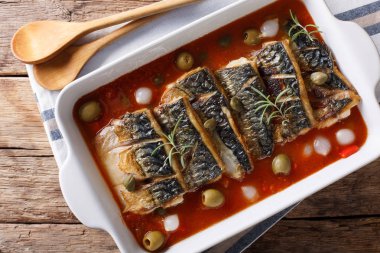 Biberiye, kapari ve domates zeytin uskumru fileto pişmiş