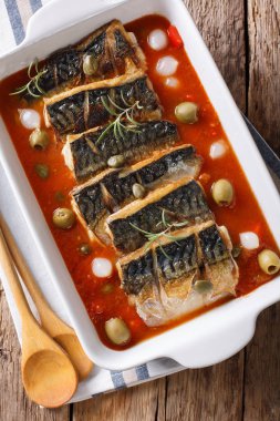 Biberiye, kapari ve domates zeytin uskumru fileto pişmiş