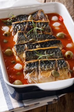 Biberiye, kapari ve domates zeytin uskumru fileto pişmiş