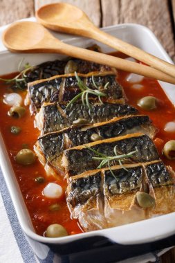 Biberiye, kapari ve zeytin, domates soslu fırında uskumru 