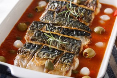 Sebzeli baharatlı uskumru domates sosu makroda pişmiş. Hori