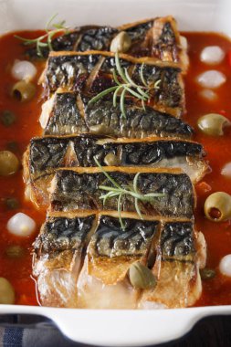 Kapari ve zeytin, domates sosu makro ile fırında uskumru. Ver