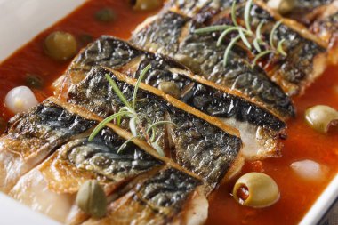 Uskumru Kapari ile zeytin soğan pişmiş domates sosu makroda. 