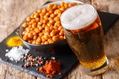 Tuzlu Leblebi ile bira yakın çekim. Yatay