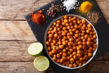 Sağlıklı snack: kızarmış malzemeler yakın çekim ile baharatlı nohut. 