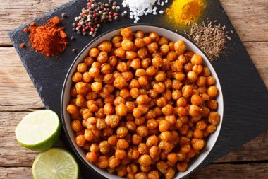 Baharat yakın çekim bir kase ile kızarmış Leblebi çerez. ufuk