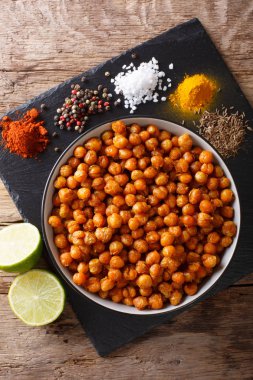 Sağlıklı snack: kızarmış malzemeler yakın çekim ile baharatlı nohut. 