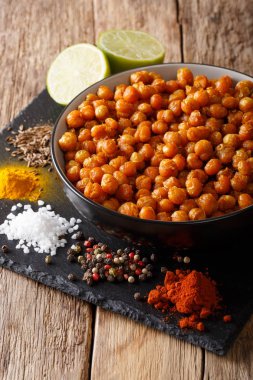 Ev yapımı rosto Nohut ile baharat yakın çekim. dikey