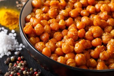 Çıtır çıtır kızarmış Nohut ile baharat makro bir kase. Yatay