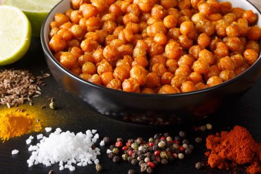 Baharat makro bir kase lezzetli baharatlı kızarmış nohut. hor