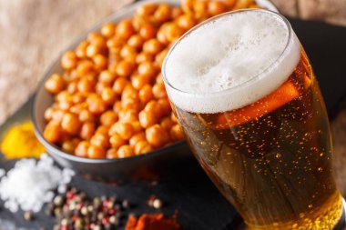 Light bira masanın üzerine kızarmış nohut makronun atıştıracak bir şeyler ile. h