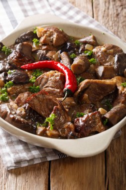 Vahşi orman mantar ve biber yakın çekim sığır eti güveç. vertica