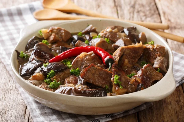 Carne picante con champiñones silvestres, chile y salsa —  Fotos de Stock