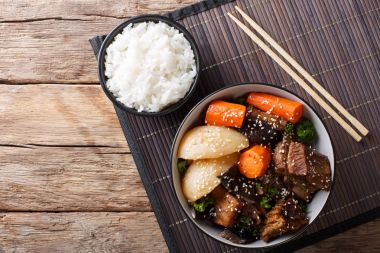 C Kore haşlanmış Dana kısa kaburga ile sebze ve pirinç garnitür