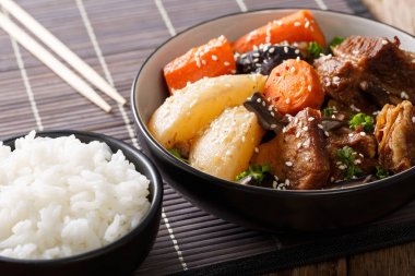 C Kore haşlanmış Dana kısa kaburga ile sebze ve pirinç garnitür