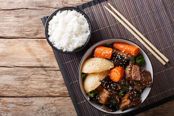 C Kore haşlanmış Dana kısa kaburga ile sebze ve pirinç garnitür