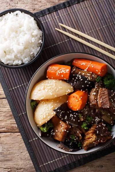 Galbi jjim Korece kızarmış Dana kısa kaburga ile pirinç yakın çekim. ve