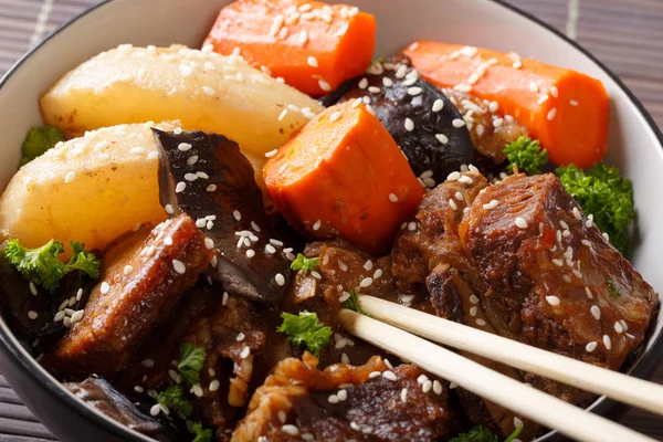 Kalbi Jim (Korece kızarmış Dana kısa kaburga) portre. Yatay