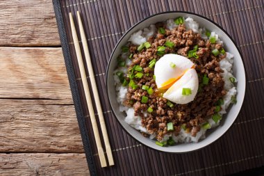 Japonca baharatlı Soboro sığır eti yumurta benedict, pirinç ve yeşil oni ile