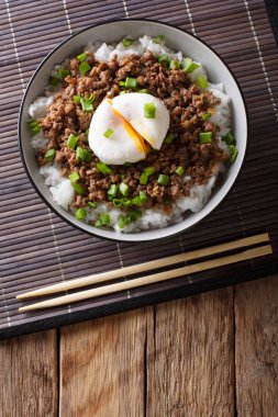 Japonca baharatlı Soboro sığır eti yumurta benedict, pirinç ve yeşil oni ile